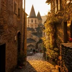 Visiter conques aveyron : ruelle vers l’abbatiale Sainte-Foy, pierre et lauze.