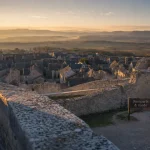 Visiter la cavalerie en Aveyron : chemin de ronde sur le Larzac et remparts