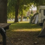 Camping camares aveyron : emplacements ombragés sous les arbres, piscine extérieure
