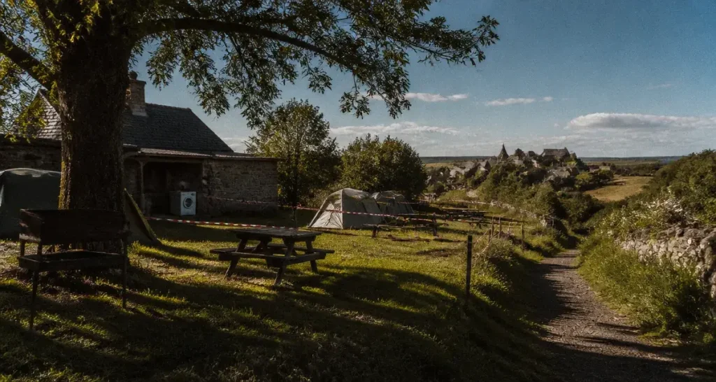 Camping Laguiole Aveyron à 5 minutes du village, emplacements et sanitaires