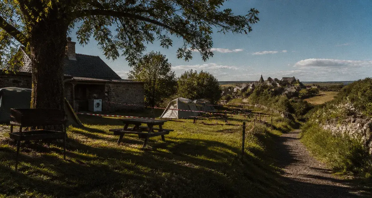 Camping Laguiole Aveyron à 5 minutes du village, emplacements et sanitaires