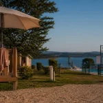 Camping les genets aveyron : terrasse mobil-home et piscine chauffée près du lac de Pareloup