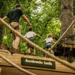 Parc accrobranche de combelles : enfants en harnais sur passerelle
