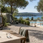 Camping aveyron 5 etoiles : vue lac, terrasse mobil-home et enfants