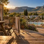 Camping en Aveyron mobil home : terrasse avec piscine et vue Grands Causses