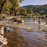 Camping à la ferme en Aveyron avec piscine : enfants près d’un bassin