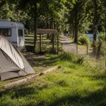 Camping saint affrique aveyron au bord de la rivière, emplacement ombragé