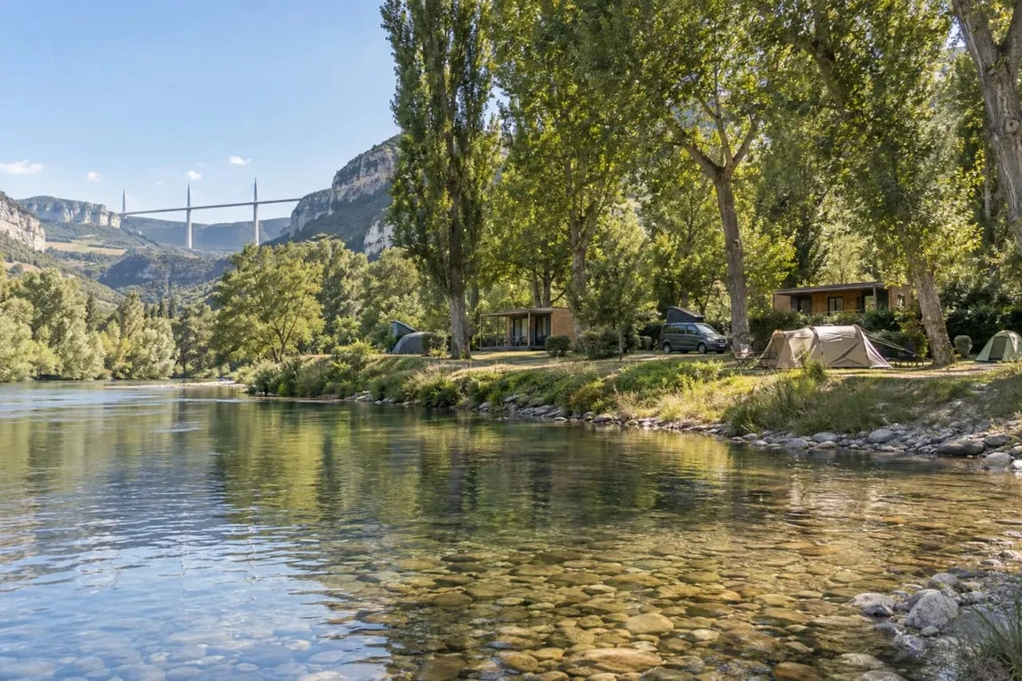 Camping dans l’Aveyron près de Millau au bord du Tarn avec vue sur le viaduc