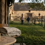 Gîte à la ferme avec animaux aveyron : terrasse, enfants et enclos visible