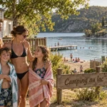 Camping aveyron 4 étoiles au lac : famille près du mobil-home, eau et plage